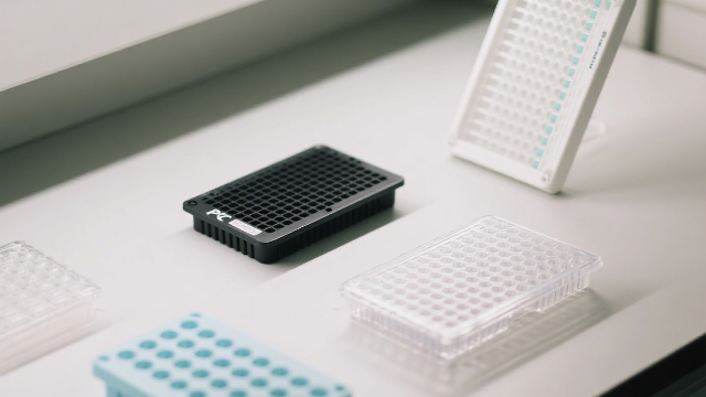 实验室里总有那么几个长得像"多孔饼干"的塑料板子，新手看了直呼脸盲——酶标板、培养板、PCR板、深孔板，它们到底有啥区别？